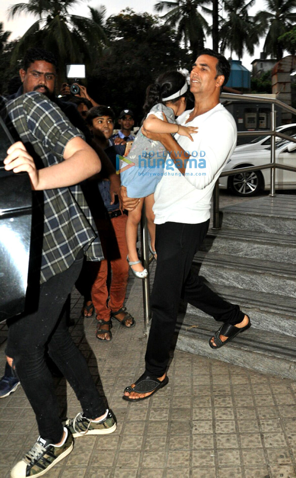 akshay kumar and family snapped post a movie screening at pvr juhu 4