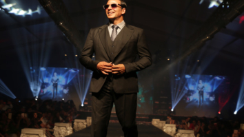 Akshay Kumar walks the ramp and this is the stunt he did to entertain the audience!