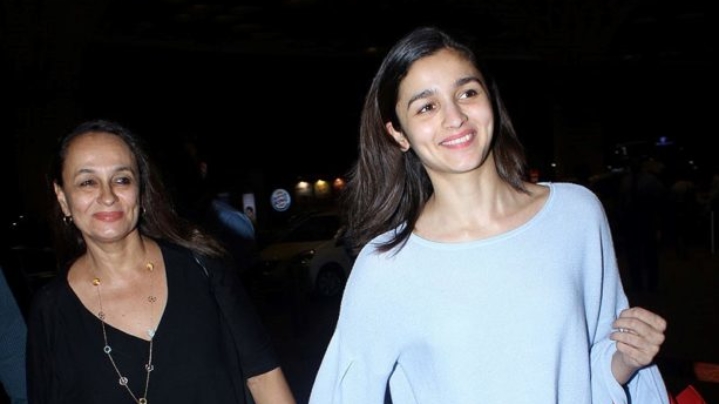 Alia Bhatt’s Cute Moment With Her Mother Soni Razdan As They Were Spotted At Airport Alia Bhatt’s Cute Moment With Her Mother Soni Razdan As They Were Spotted At Airport