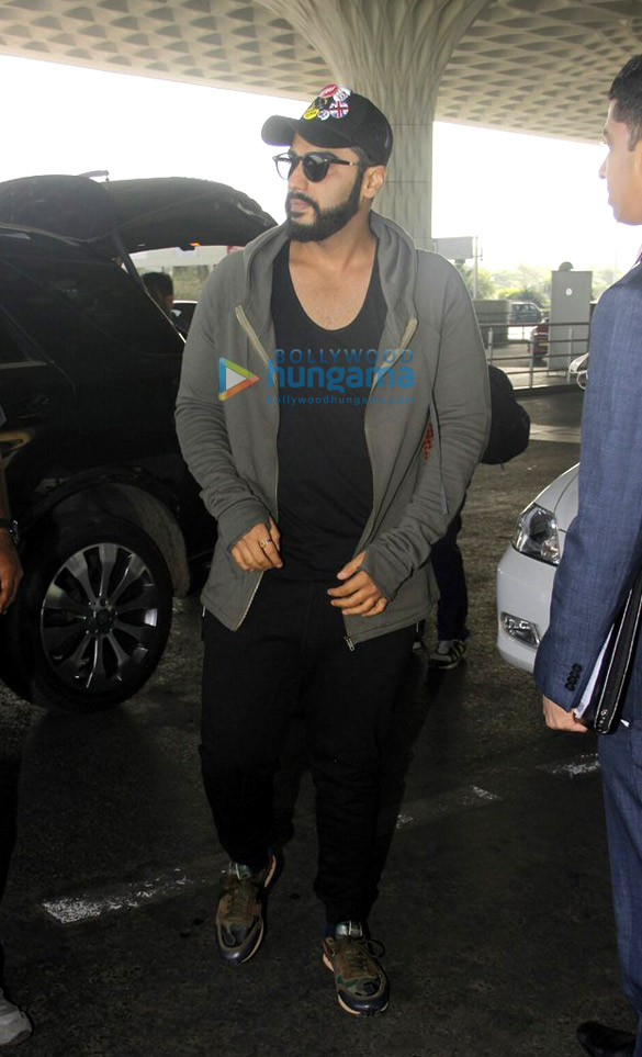 deepika padukone ayushmann khurana parineeti chopra shraddha kapoor and arjun kapoor snapped at the airport 4