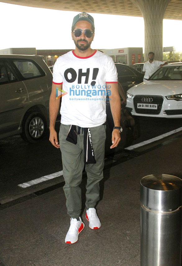 deepika padukone ayushmann khurana parineeti chopra shraddha kapoor and arjun kapoor snapped at the airport 7