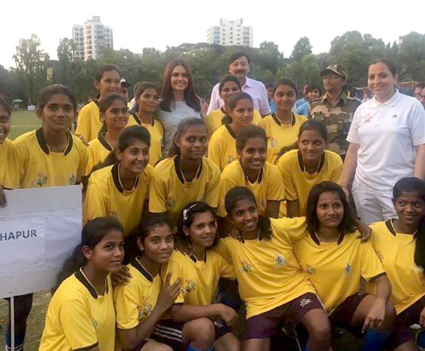 Esha Gupta supports female football-3