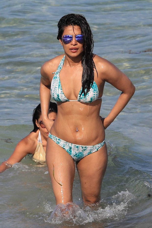 HOTNESS ALERT Priyanka Chopra can’t stop flaunting her sexy body in a bikini chilling on a beach-2