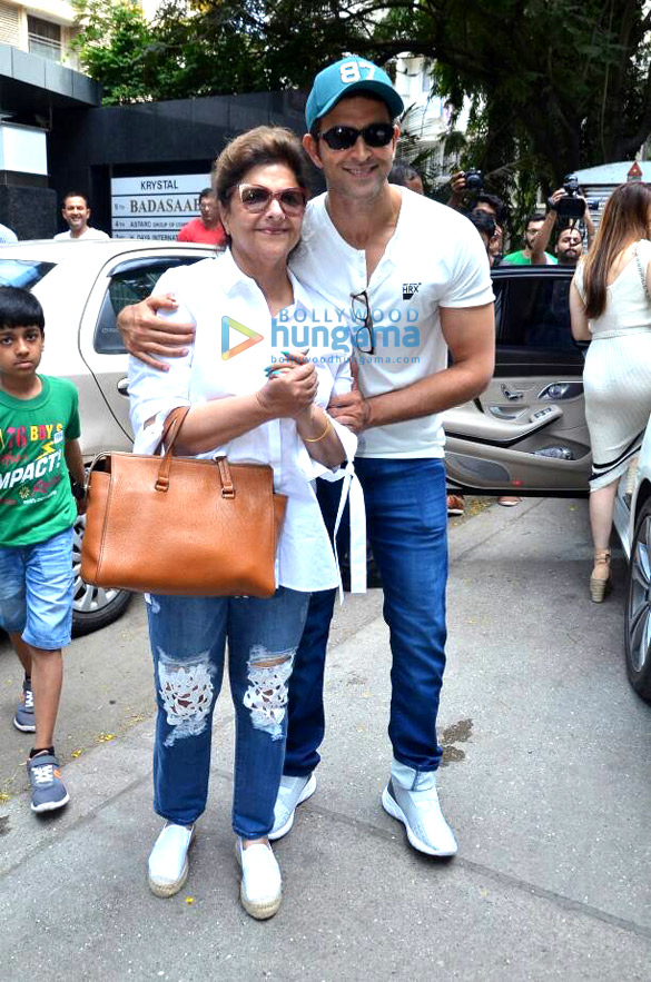 hrithik roshan snapped with family out for mothers day brunch at hakassan bandra 4