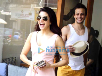 Jacqueline Fernandez hitches a rickshaw ride home with friends in Bandra