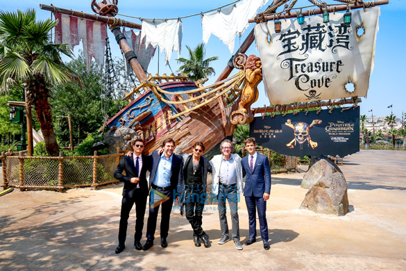 johnny depp dazzles fans at pirates of the caribbean premiere in shanghai disneyland 1