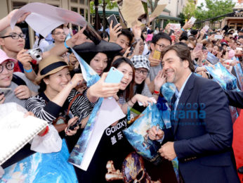 Johnny Depp dazzles fans at 'Pirates of the Caribbean' premiere in Shanghai Disneyland