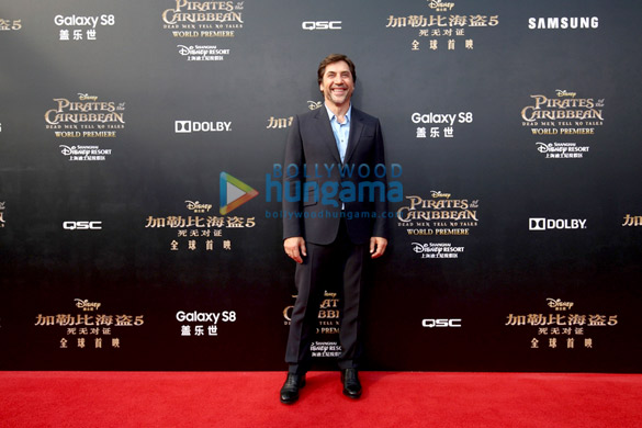 johnny depp dazzles fans at pirates of the caribbean premiere in shanghai disneyland 6