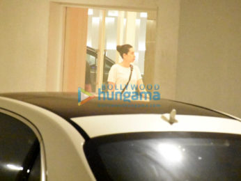 Kareena Kapoor Khan and Karisma Kapoor snapped at Karan Johar's house