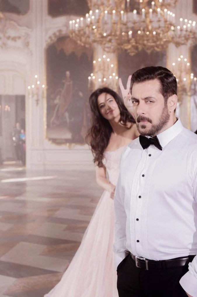 Katrina Kaif photobombs Salman Khan on the sets of Tiger Zinda Hai in Abu Dhabi videos
