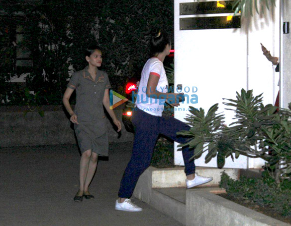 katrina kaif snapped visiting her doctors clinic 4