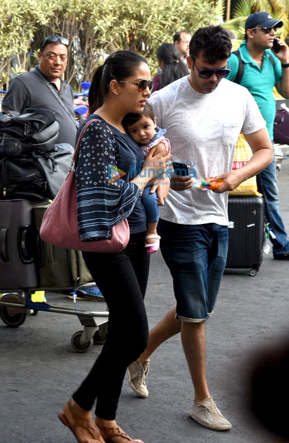 mira rajput snapped with daughter misha at the domestic airport 5