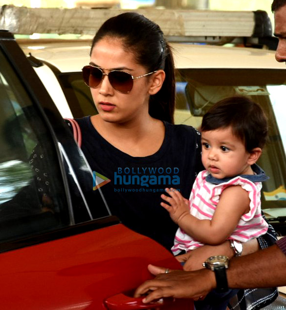 mira rajput snapped with daughter misha at the domestic airport 7