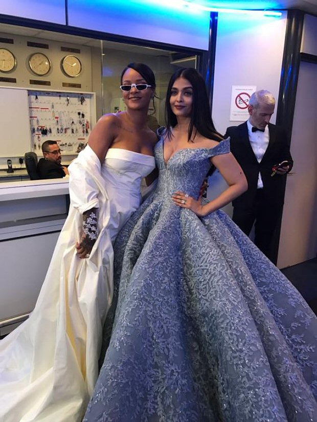 OMG! Aishwarya Rai Bachchan in one frame with international sensational Rihanna is making everyone freak out-2
