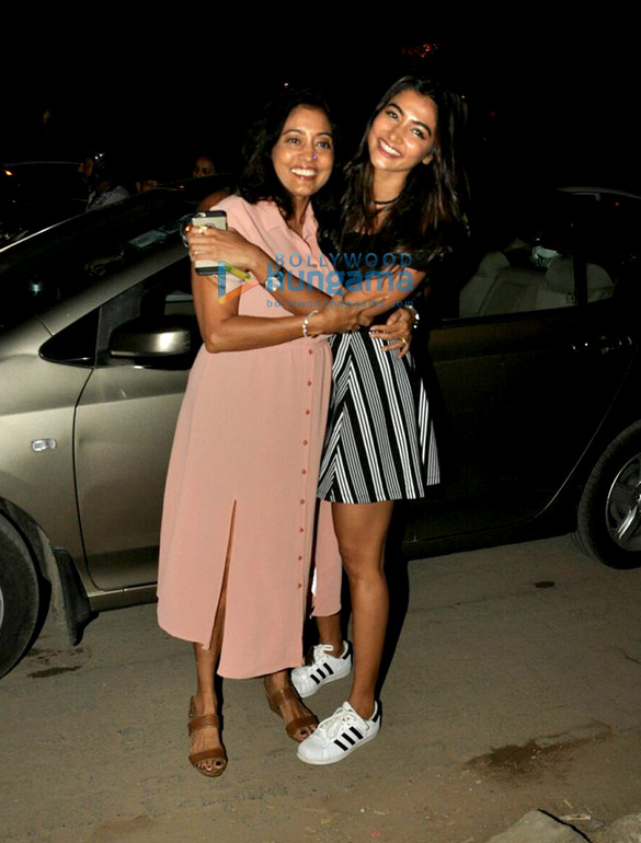 pooja hegde snapped with her parent out for dinner on mothers day 3