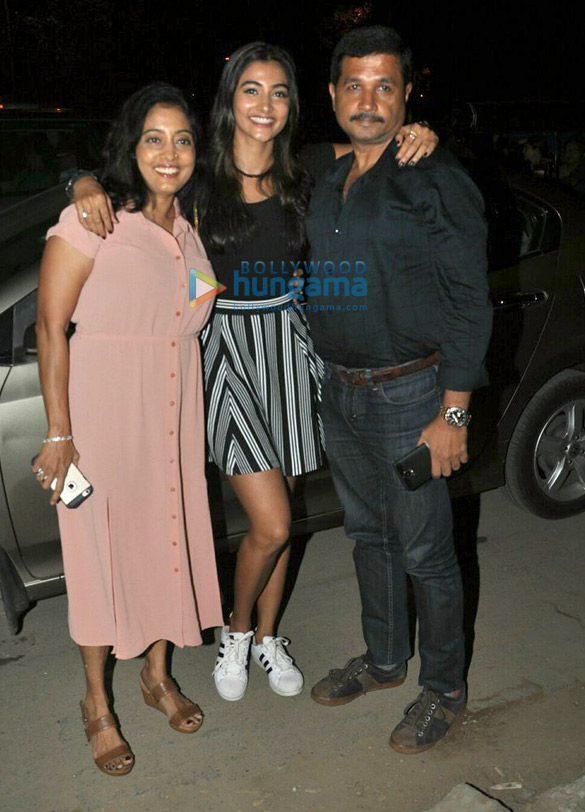 pooja hegde snapped with her parent out for dinner on mothers day 4