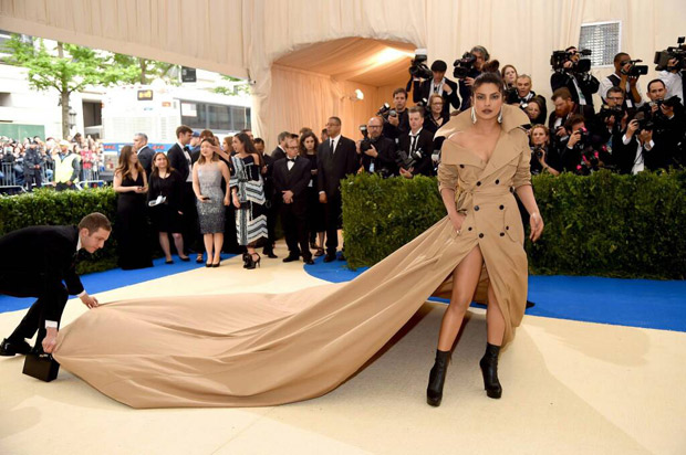 Akshay Kumar And Priyanka Chopra Xxx Sexy Video - Priyanka Chopra sets the red carpet at MET Gala on fire with her sexy  detective look! : Bollywood News - Bollywood Hungama