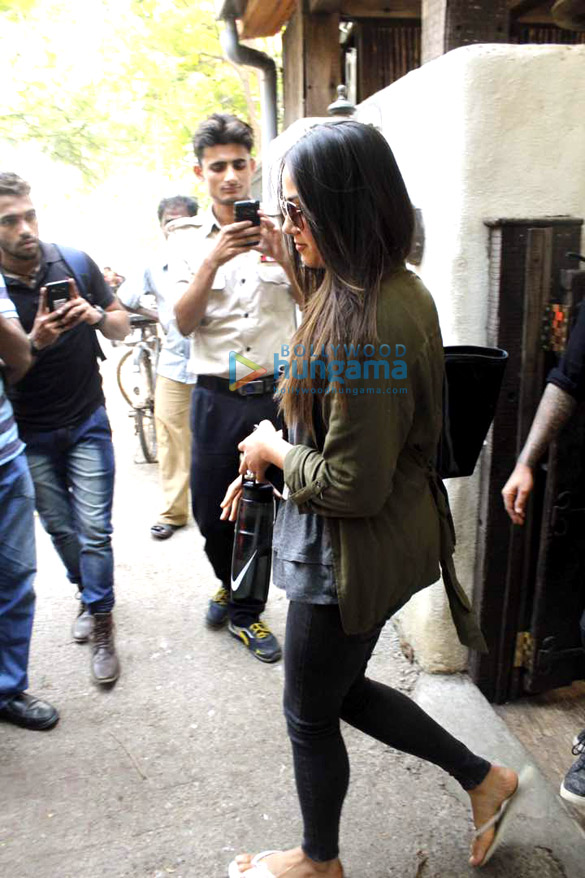 ranveer john and other celebrities snapped in bandra 4