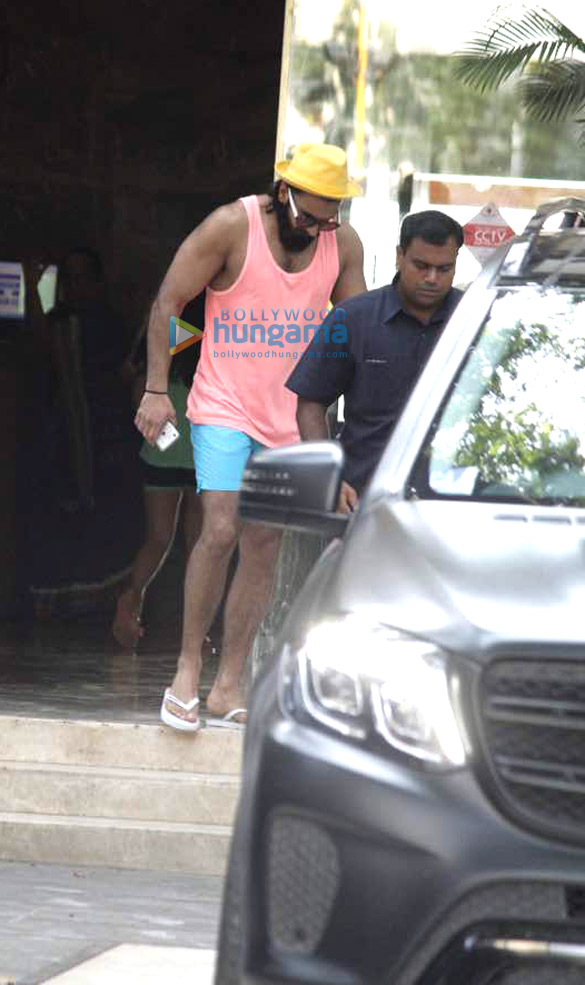 ranveer john and other celebrities snapped in bandra 5