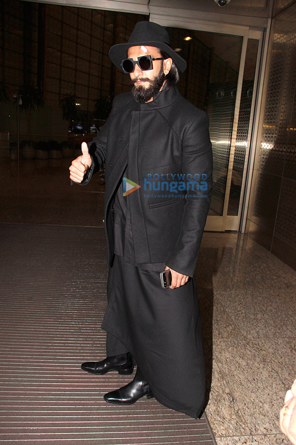 ranveer singh snapped at the airport 2 2