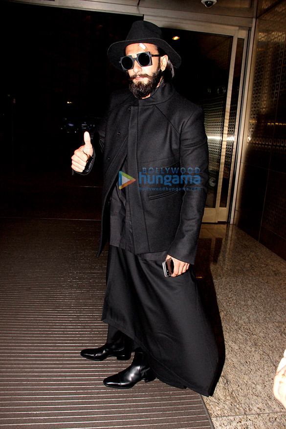 ranveer singh snapped at the airport 3 2