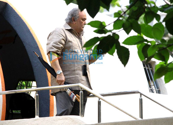 Rishi Kapoor snapped while shooting for his film ‘102 Not Out’ in Mumbai
