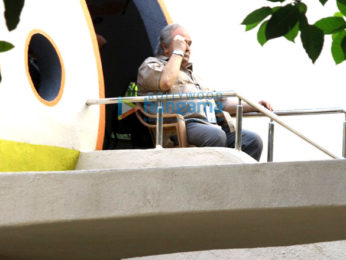 Rishi Kapoor snapped while shooting for his film '102 Not Out' in Mumbai