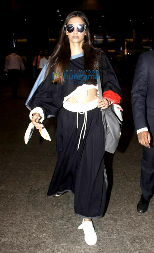 salman khan karan johar sonam kapoor sunil shetty and anil kapoor snapped at the airport 7