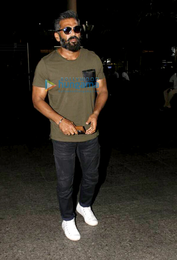 salman khan karan johar sonam kapoor sunil shetty and anil kapoor snapped at the airport 9
