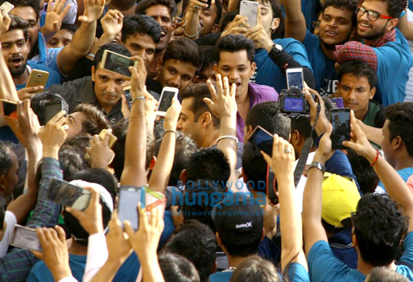 salman khan arrives in mumbai for the trailer launch of his film tubelight 2