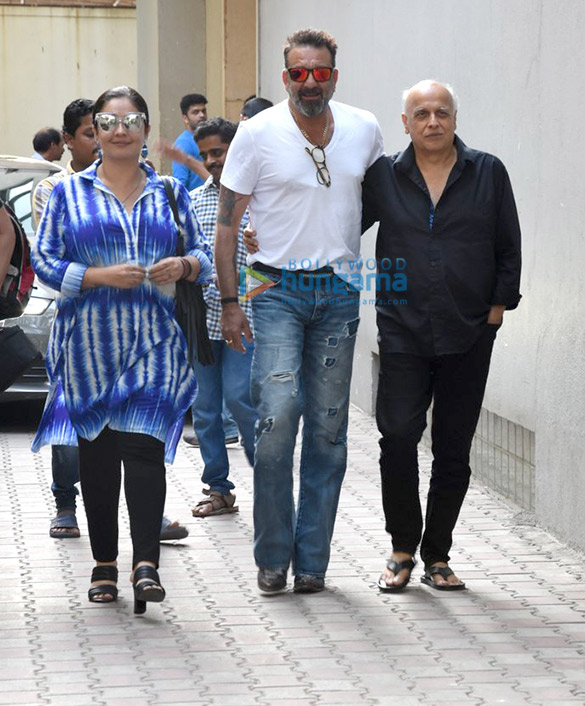 sanjay dutt mahesh bhatt and pooja bhatt snapped post meeting at vishesh films office 2