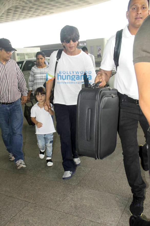 shah rukh abram and aryan snapped at the airport 2