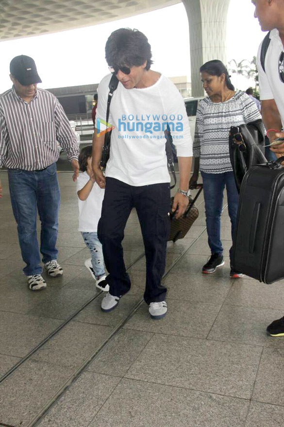 shah rukh abram and aryan snapped at the airport 4