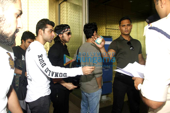 shah rukh abram and aryan snapped at the airport 5
