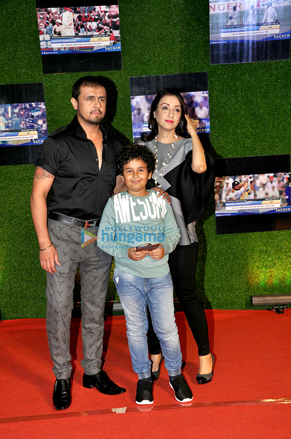 shah rukh khan aamir khan bachchans ambanis and others grace the premiere of sachin a billion dreams 23