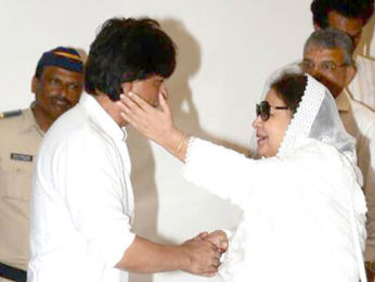 Shah Rukh Khan At Vinod Khanna’s Prayer Meet Shah Rukh Khan At Vinod Khanna’s Prayer Meet