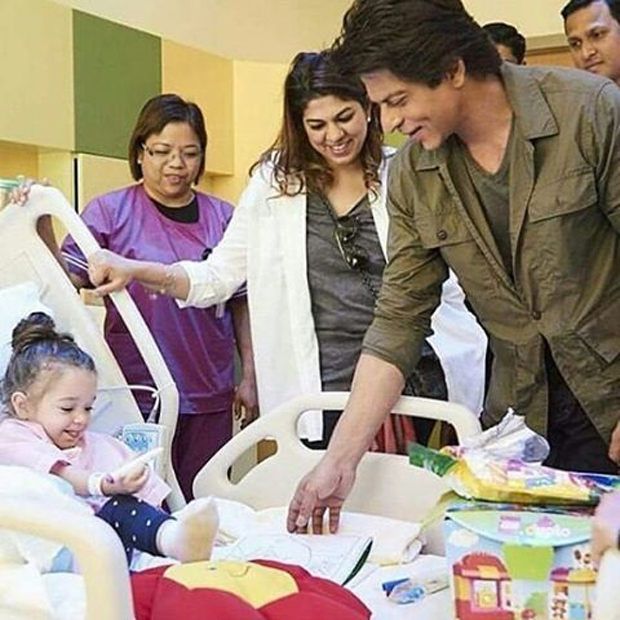 Shah Rukh Khan pays a surprise visit to a children’s hospital in Dubai-1