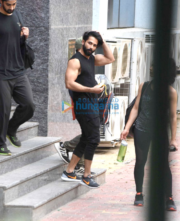 Shahid Kapoor snapped in Bandra Shahid Kapoor snapped in Bandra