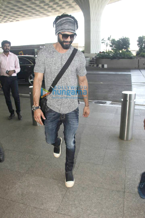 shahid kapoor leaves for delhi to be with mira rajput and daughter misha 4