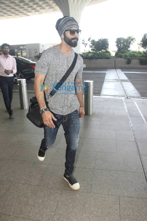 shahid kapoor leaves for delhi to be with mira rajput and daughter misha 5