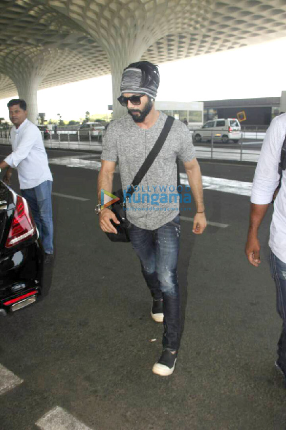 shahid kapoor leaves for delhi to be with mira rajput and daughter misha 6