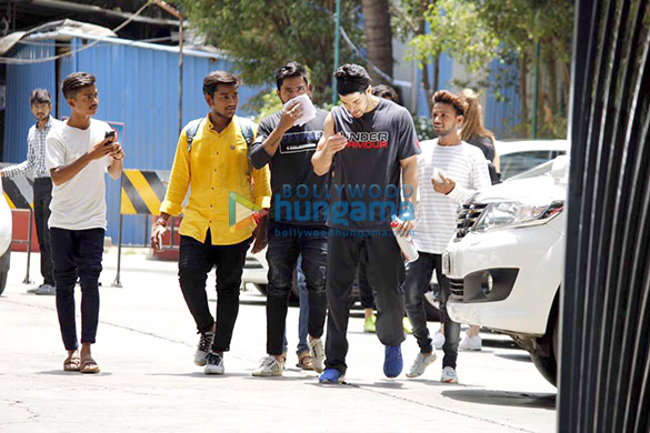 shahid mira bipasha and sooraj snapped at the gym 8