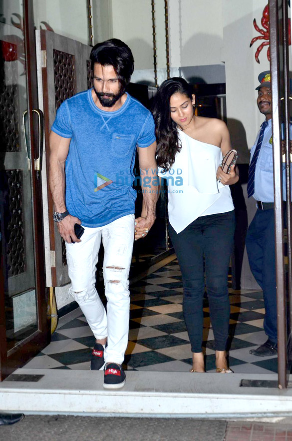 Shahid Kapoor and Mira Rajput snapped post dinner at Bastian Shahid Kapoor and Mira Rajput snapped post dinner at Bastian