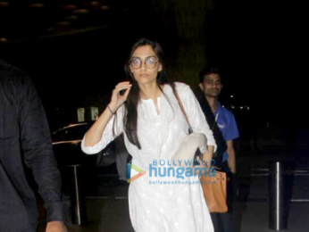 Sonam Kapoor snapped with rumoured boyfriend Anand Ahuja enroute to Delhi