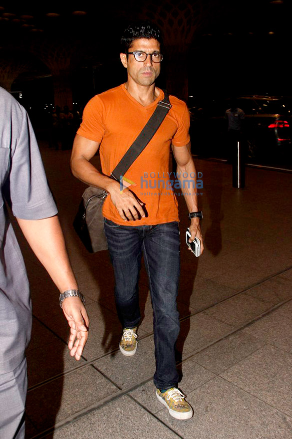 sushant singh rajput kriti sanon diana penty and farhan akhtar snapped at the airport 7