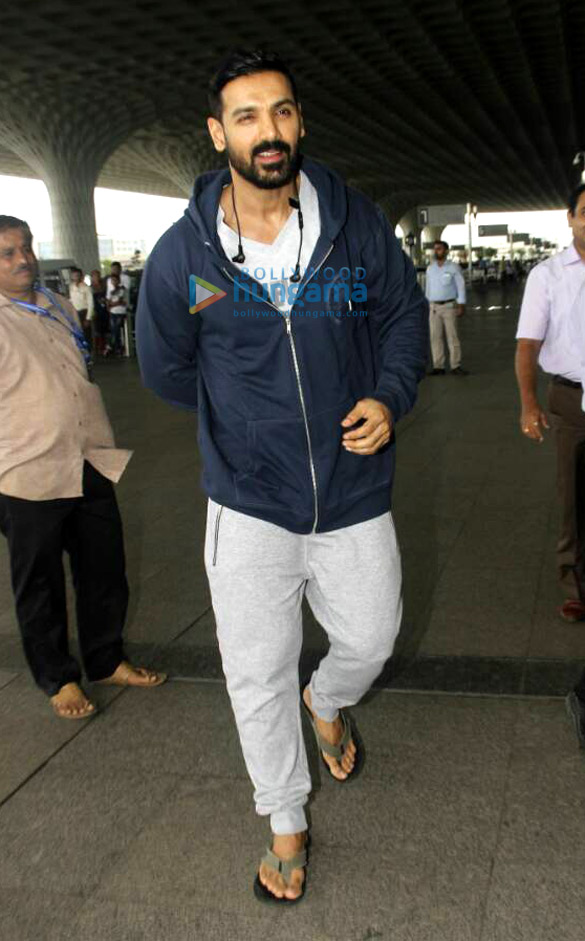 sushant singh rajput kriti sanon sonakshi sinha john abraham and parineeti chopra at the airport 4