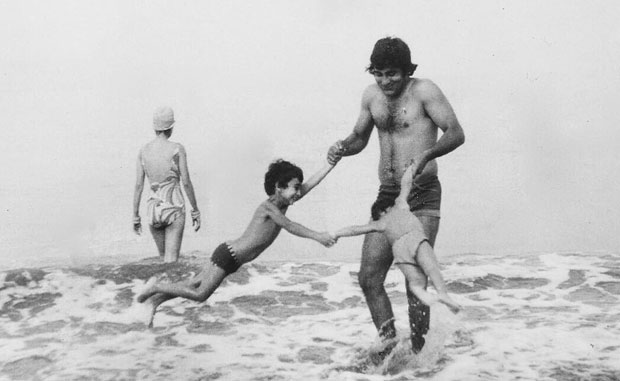 The late Vinod Khanna's son Rahul Khanna remembers him with a nostalgic post features