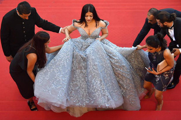 These many people helped Aishwarya Rai Bachchchan with her ball gown to get to Cannes 2017 red carpet-1