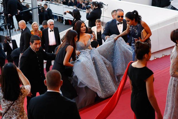 These many people helped Aishwarya Rai Bachchchan with her ball gown to get to Cannes 2017 red carpet-2