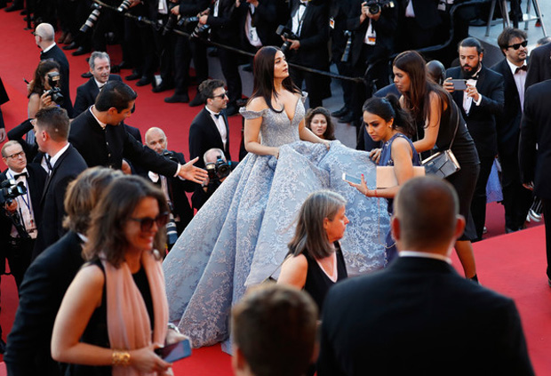These many people helped Aishwarya Rai Bachchchan with her ball gown to get to Cannes 2017 red carpet-3
